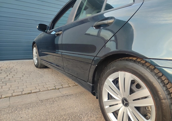 Mercedes-Benz Klasa C cena 18200 przebieg: 238177, rok produkcji 2004 z Starachowice małe 191